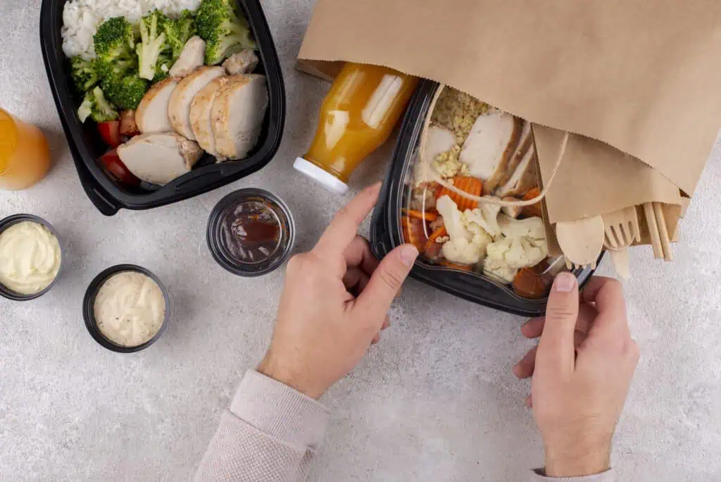 https://www.freepik.com/free-photo/close-up-hands-holding-food-pack_20547940.htm#fromView=search&page=1&position=2&uuid=e0f41c63-3418-4230-87fd-c043018de257&query=protein+take+out