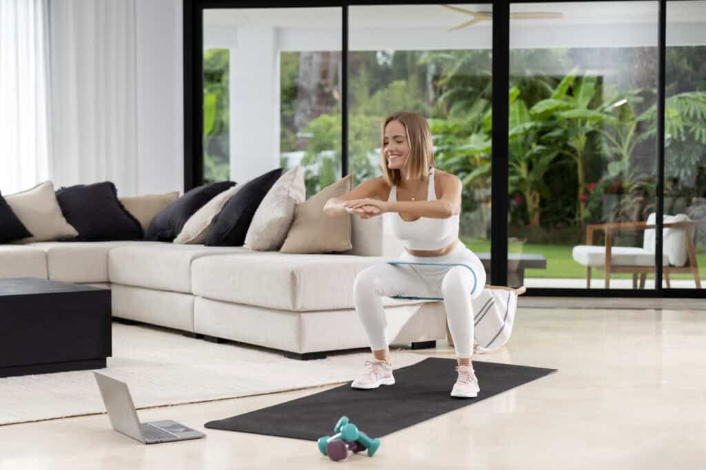 練臀常見錯誤多,發力順序與穩定控制才是翹臀關鍵 / 圖取自 Freepik