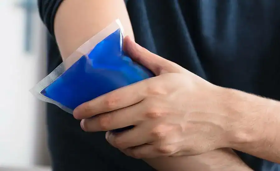 手指吃蘿蔔初期應以冰敷與固定為主,避免推揉或熱敷